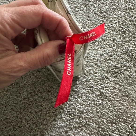 CHANEL Parfum Ivory Patent Icons Logos Large Cosmetic Case RARE FIND! - Picture 9 of 11